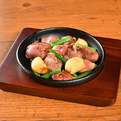 青森ニンニクと砂ずり鉄板焼き