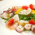 料理メニュー写真&nbsp;タコのカルパッチョ サラダ仕立て