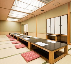 広々としたお座敷、掘りごたつの個室は、プライベートな空間でお寛ぎいただけます。各種ご宴会や、ご家族での会食に是非ご利用ください。