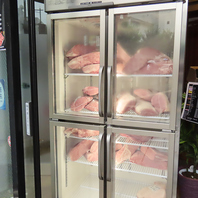大迫力！わじま自慢のお肉たちがずらりと並ぶ冷蔵庫