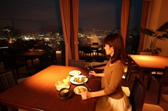 【3階】夜景を眺めながら食事ができると観光客に人気のテーブル席。ロマンティックな雰囲気がプロポーズでご利用のカップルにも好評です。