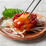 和牛のうまみをダイレクトに味わえる、和牛炙りユッケ。