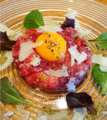 料理メニュー写真 桜肉のタルタル　卵黄とグリーンペッパーのソース