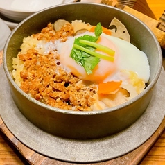 とり五目とつくねそぼろと温泉卵の二色釜めし／つくねそぼろと温泉卵の釜めし