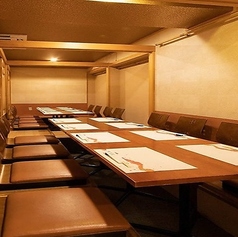 【B1F：最大36名様まで】貸切OK！会社宴会・同窓会に人気の掘りごたつ席◎掘りごたつ席は、個室の仕切りを取り外すことで、最大36名様までご案内可能です。奥行きのあるレイアウトでお席全体を見渡せるため、一体感のある宴会をお楽しみいただけます。職場での各種宴会や同窓会、大人数でのお集まりなどに最適。