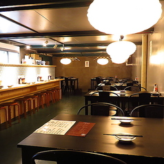 【モダンな雰囲気のテーブル席♪】1階のテーブル席は2名様～の少人数でご利用可能です♪人数に合わせて席数を調節できますので、少人数～10名以上の宴会にも対応可能です！女子会・友人同士の飲み会・ママ会など、ちょっとした集まりにも使いやすいゆったりとしたお席です♪寛ぎのひと時をお楽しみください♪