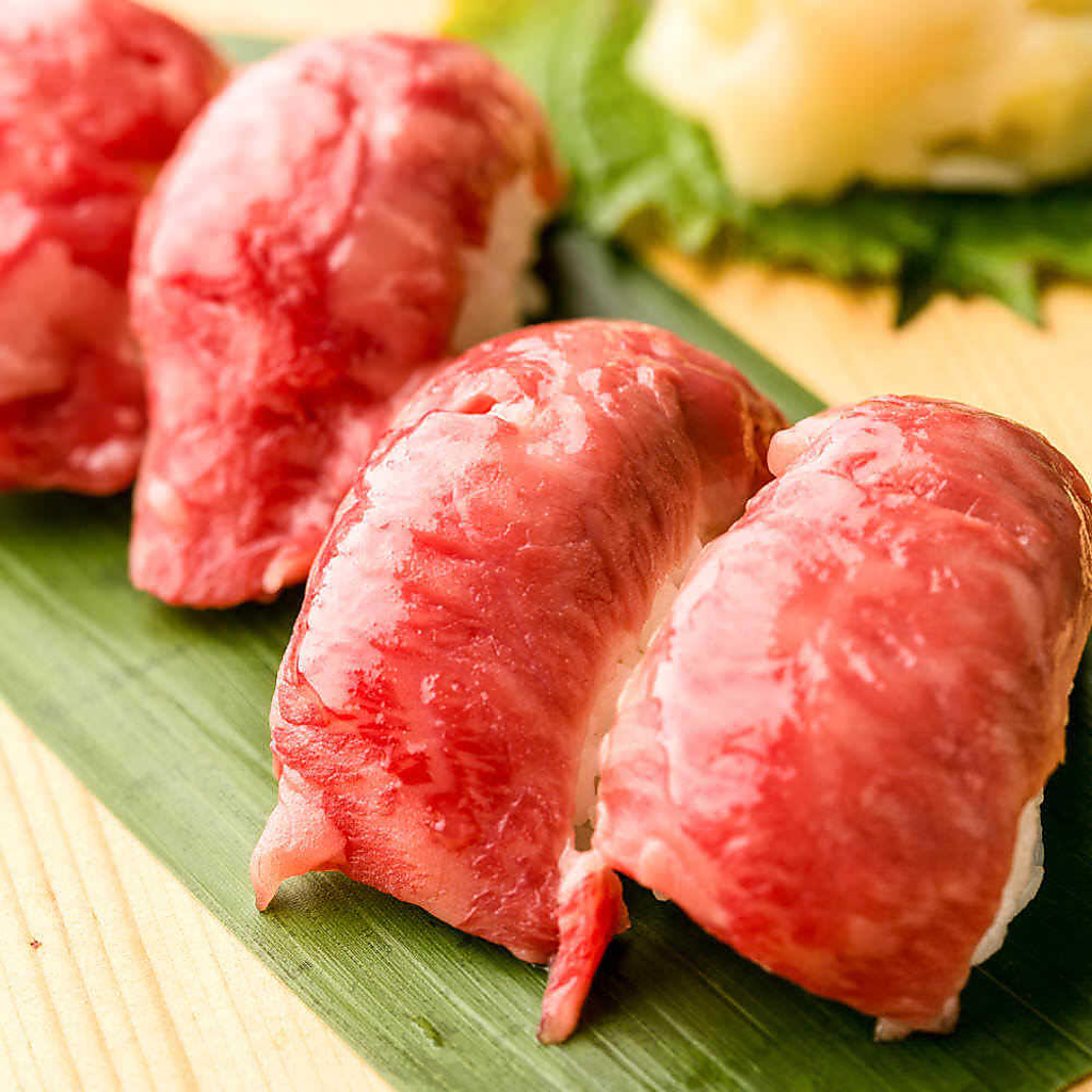 今話題の『肉寿司』をこだわりの店内で最高級の牛肉を心ゆくまでお愉しみください。 