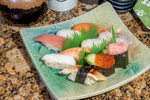 一皿100円から約100種類!職人が握る本格回転寿司です。寿司だけでなくお刺身も御用意!