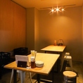 4名から使えるテーブル席。机をつけて10名で和気あいあいと食事できます