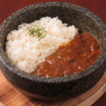 〆にぴったりの石焼牛カレー♪アツアツで香ばしいご飯と濃厚カレーが食欲をそそります！1200円(税込)