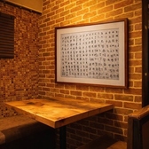 店内は温かみのある照明と木の質感が心地よい、韓国の雰囲気を感じる落ち着いた空間。扉付きの個室席もあり、周りを気にせずゆったりと食事を楽しめます。デートや女子会、少人数の飲み会などプライベートな時間を過ごしたいシーンにもぴったりです。