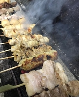 ブランド鳥にこだわって炭火で焼く焼き鳥です。