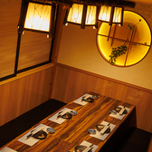 団体様向けのお席は、皆様のお顔が見渡せるレイアウトで宴会や飲み会に最適です。大人数で盛り上がりたい際はぜひ当店をご利用ください。フロア貸切も可能ですのでお気軽にお問い合わせください。お誕生日や記念日などのサプライズ演出も承っております！