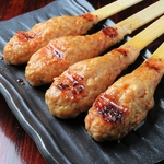 王道の「もも」や「せせり」など種類豊富な炭火焼鳥！味付けは塩とタレ。厳選した炭で焼き上げます。