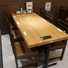 テーブルは広々！イスも中華風のデザインが◎