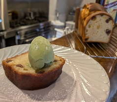 自家製ブリオッシュのババオラム、アイスクリーム添え