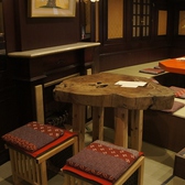 ログハウスのような遊び心あふれる木彫りのテーブル