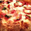 【カリっもちっピッツァ】　500度のガス釜で焼き上げるピッツァの生地は食感が最高！単品価格プラス300円でハーフ＆ハーフにもできます！（クワトロピッツァを除く）