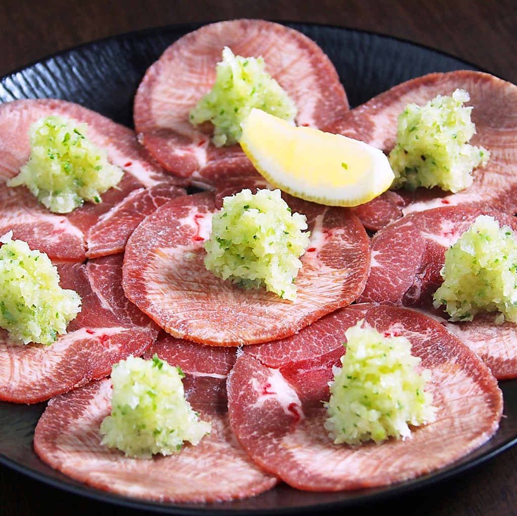 大人気のタン！ネギをたっぷり乗せて、ギュッとレモンを絞ってサッパリお召し上がりいただけます◎