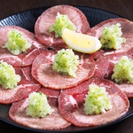 大人気のタン！ネギをたっぷり乗せて、ギュッとレモンを絞ってサッパリお召し上がりいただけます◎