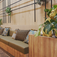 モダンと温もりが調和する特別な空間でのお食事をどうぞ