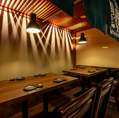 8名様までご着席可能なテーブル半個室をご用意しております。接待や記念日のお祝いなど、大切な方のおもてなしにぴったり。周囲を気にせずお過ごしいただける完全個室ですので、お子様連れのご家族にもおすすめです。