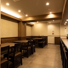 20名様までご利用いただけるテーブル席。ご友人や同僚、ご家族と過ごす楽しいひと時をお楽しみください。従業員一同、皆様のご来店を心よりお待ちしております。