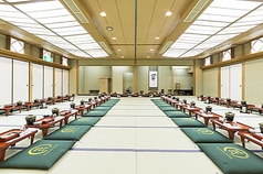 大規模なお集まりにもご利用いただける個室がございます。冠婚葬祭のお食事や同窓会、慰安旅行の際にも、お気軽にご相談くださいませ。