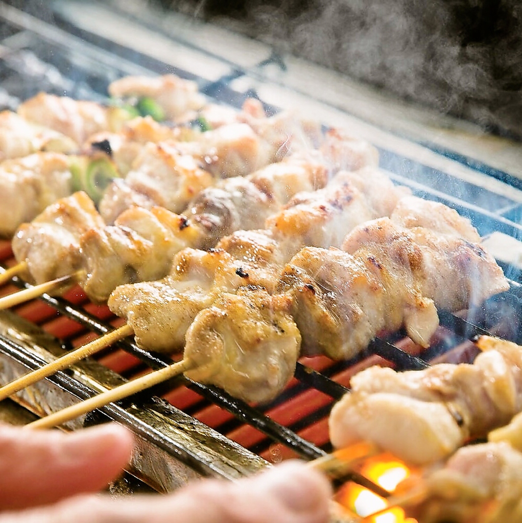 炭火の香ばしさが食欲をそそる絶品焼き鳥！味がギュッと閉じ込められた自慢の串で1杯お楽しみ下さい
