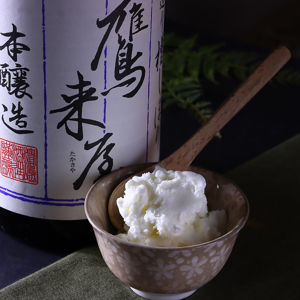 鷹来屋を使用した特製の日本酒アイス。限界まで濃度を上げているため華やかな香りに感動を覚えます。