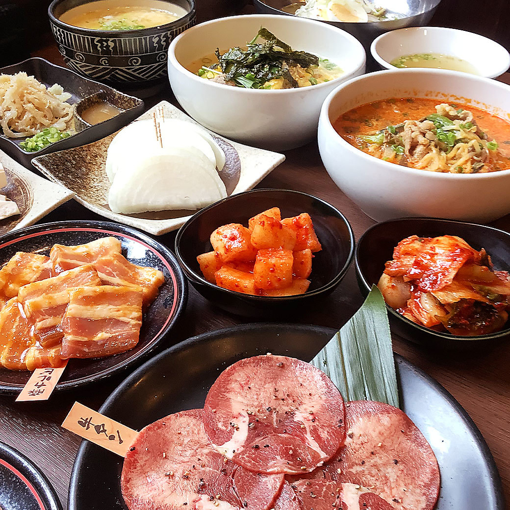 お肉もサイドメニューも豊富です！