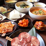 お肉もサイドメニューも豊富です！