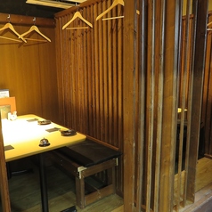 【プライベート空間】木製の縦格子で仕切られた、温かみのある当店人気の半個室席。他のお客様を気にせず、プライベートな時間を過ごせるのが魅力。ゆったりとくつろげます。友人との食事やデート、少人数での飲み会など、様々なシーンで活躍する落ち着いた雰囲気の空間です。