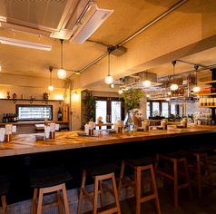 友達とカウンターで過ごす、アットホームな雰囲気です♪2名用のカウンター席が9つあり、気軽に立ち寄るのにぴったりな場所！本格的なイタリアン料理を楽しみながら、リラックスした時間を過ごせる☆おしゃれな空間で、素敵な思い出を作りましょう♪