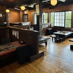 木の温もりあふれる店内で、ゆったりと炭火焼肉を。ご家族やご友人とのお食事はもちろん、阿蘇観光のお食事にもお気軽にご利用ください。