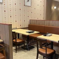 プライベート感を大切にしたボックス席もご用意しております。周囲を気にせずゆったりとくつろげる空間で、美味しいパンと料理を心ゆくまでお楽しみいただけます。ご友人との会話も弾むランチや、ご家族での温かいディナーなど、様々なシーンでご利用ください。快適な空間で、ゆったりお過ごしください。