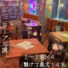 店の中央にあるテーブルは2名から最大14名まで連結可能！