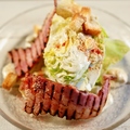 料理メニュー写真&nbsp;アイスバーグサラダ、グリルベーコンとゴルゴンゾーラソース