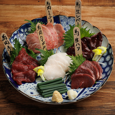 熊本直送の新鮮な馬刺し盛り合わせで贅沢に味わう！