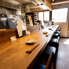 職人の手仕事が愉しめるカウンターは、まさに大人の特等席。仕事帰りにふらりと立ち寄るお一人様や、肩を並べて語らいたいデートにも最適です。落ち着いた照明と木の温もりに包まれながら、厳選された美酒と旬の味覚を心ゆくまで。自分だけの贅沢な時間を過ごせる、至福の空間です。