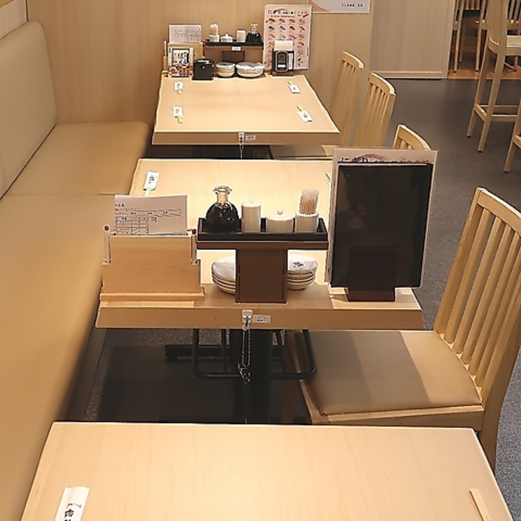 落ち着いた雰囲気が魅力の広々としたテーブル席は、各種宴会やデートなど様々なシーンで利用可能◎