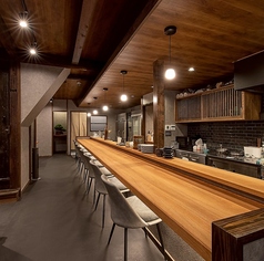 【オープンキッチン】に面したカウンター席は8名様までOK。シックなデザインの内装と開放的なムードの中、当店自慢の和酒と絶品料理をお楽しみいただけます。お仲間との語らいに、お一人様やデートでのご利用にも、どうぞお気軽にお立ち寄りください。