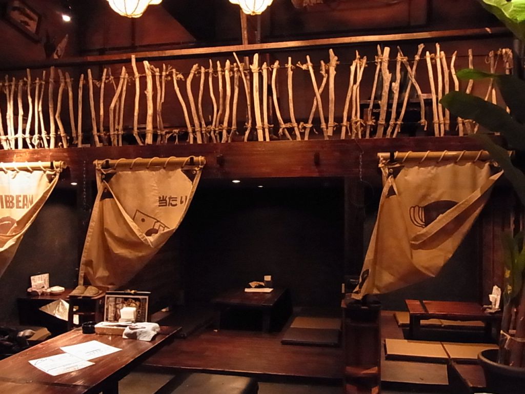 ゆったりとした半個室のお席。上のロフト席も人気です！