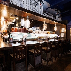 カウンター席の目の前に特大ケースを置いてあります！中には北海道の食材が！そして臨場感ある調理場も見ながら食事を楽しめます！