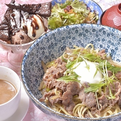 【冬限定】牛肉とごぼうのすき焼き風　温玉添え