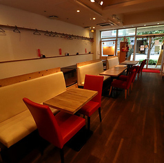 女子会やママ友会にも♪会話が弾む居心地抜群のテーブル モダンなインテリアがおしゃれな空間を演出するテーブル席。清潔感があり、女性同士の集まりにも大人気です。季節の炒め物や点心、デザートまで、本格的な四川料理をシェアしながら、楽しい時間をお過ごしください♪