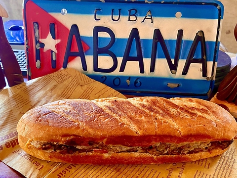 キューバ人が作る元祖絶品キューバサンド♪注文後に１つ１つ丁寧に焼き上げます♪