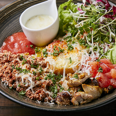 【おすすめ！】新鮮な細切り野菜とイタリア産パルミジャーノチーズで仕上げる8※タコライス　900円の写真