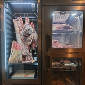 食肉を解凍・熟成するための貯蔵庫を完備!厳しく管理された室温・湿度の庫内で空気を循環させて肉に風を当てることで美味しい熟成肉が作られます。じっくり時間をかけたこだわりの「100日熟成肉」は当店ならでは食材です!