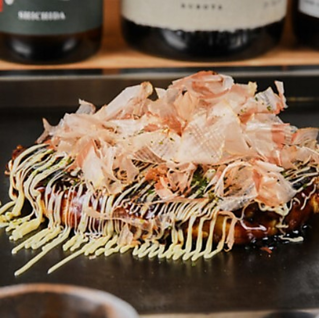 鉄板焼酒場どてっぱんでは、東京下町の味覚、もんじゃ・鉄板焼きを「五感」で味わっていただけます。